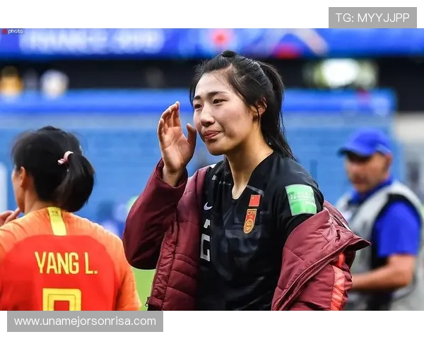 女足海滩散步放松彭诗梦或首发